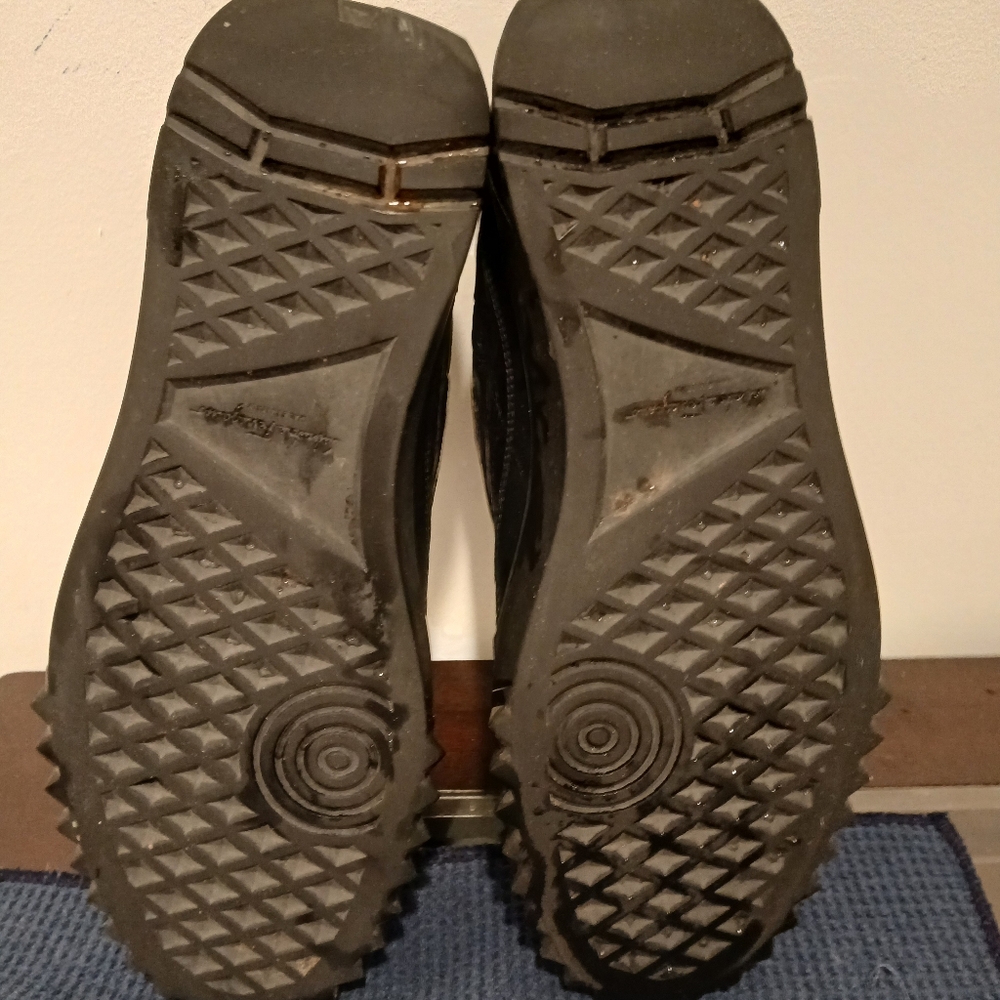 Sleek Black Sneakers with Textured Upper and Padded Ankle - Picture 4 of 5